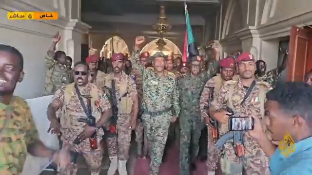 صور لوصول رئيس مجلس السيادة القائد العام للجيش السوداني عبد الفتاح البرهان للقصر الرئاسي في العاصمة السودانية الخرطوم #الأخبار