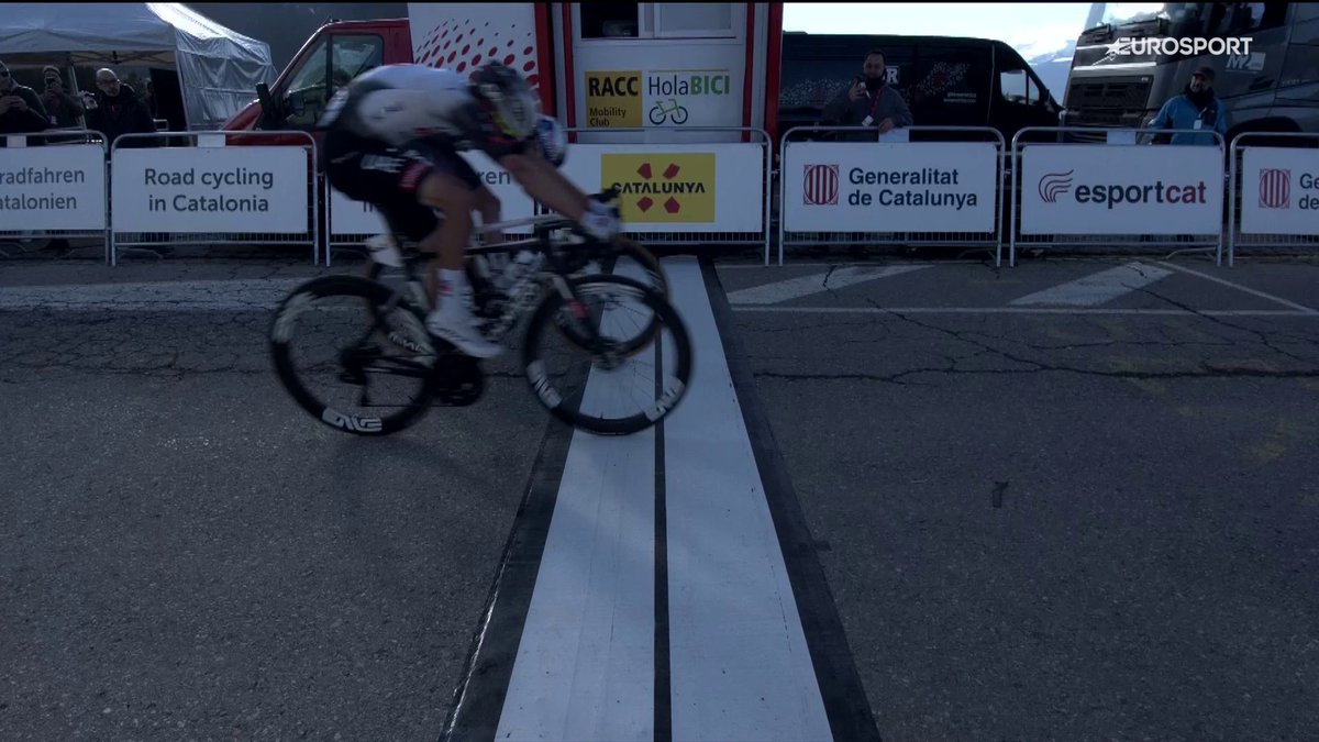 𝐄𝐋 𝐆𝐀𝐋𝐋𝐎 𝐃𝐄𝐋 𝐂𝐎𝐑𝐑𝐀𝐋 🐓 Juan Ayuso remata a Primoz Roglic en un apoteósico mano a mano en La Molina y es nuevo líder. Mikel Landa, tercero en meta. 🚴♂️ Lo has visto en Eurosport.es y HBO Max España. #VoltaCatalunya104