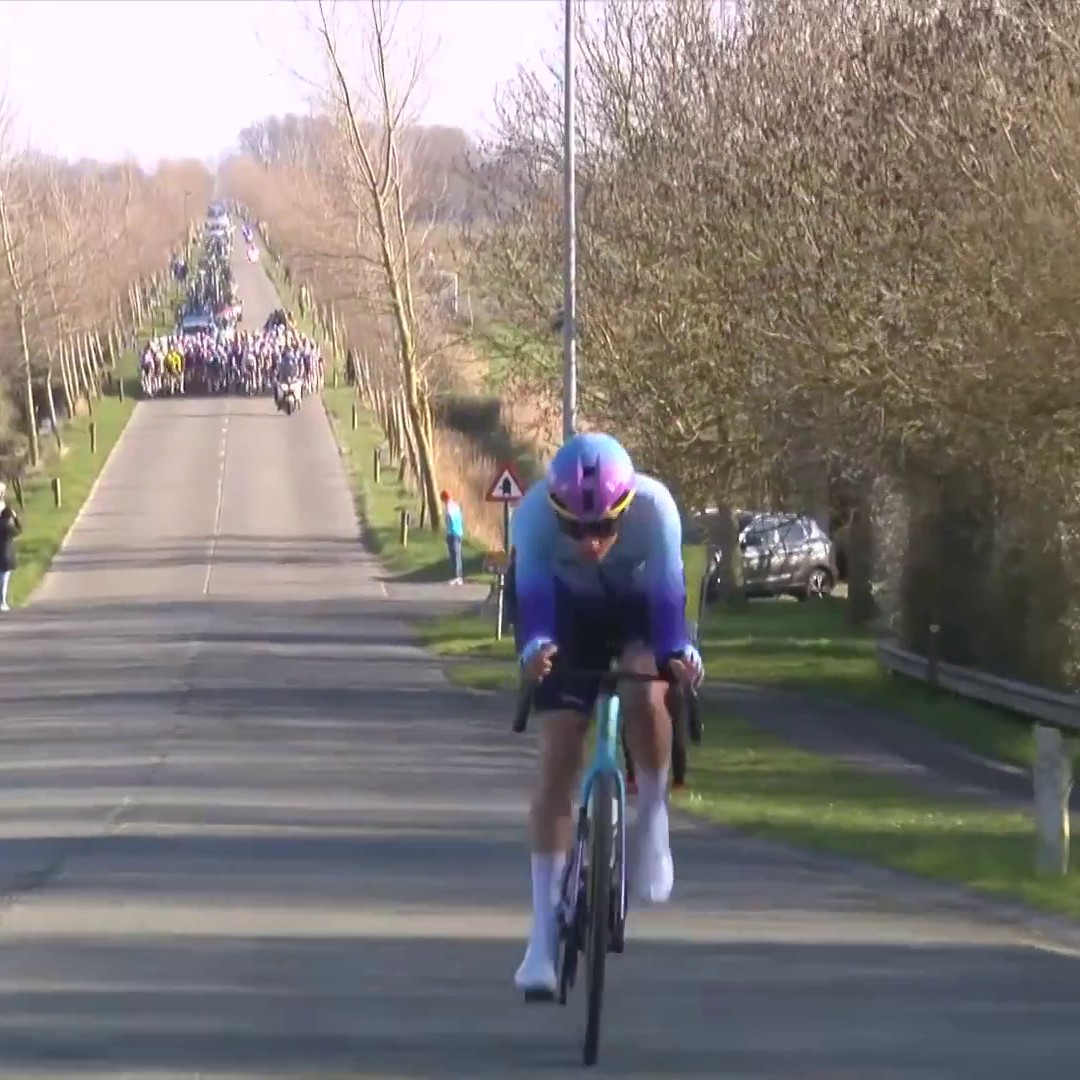 4 chutes en 4 kilomètres ! Revivez le final chaotique de Bruges-De Panne, remporté par Juan Sebastián Molano #LesRP