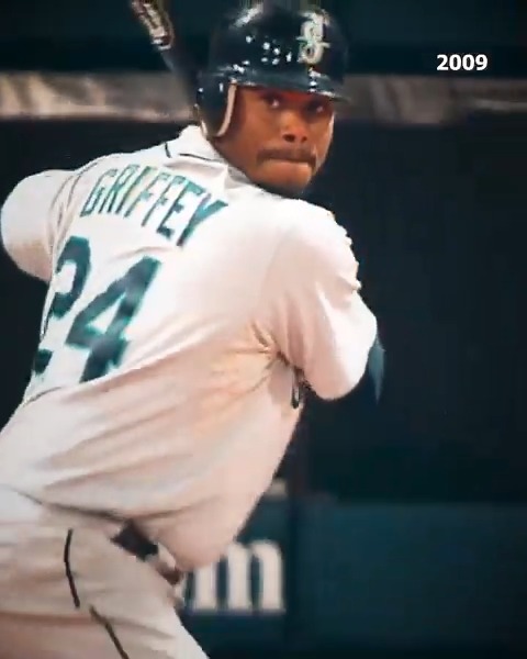 Ken Griffey Jr. left the yard for his 8th career #OpeningDay home run in his return to the Mariners' lineup in 2009 ‼️ The Kid's 8 career HR on Opening Day is tied for the MLB record.
