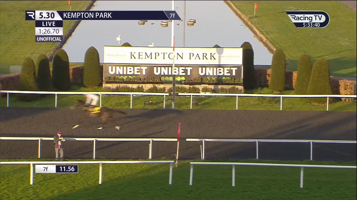 White Crown Star holds off Fearnot in a thrilling conclusion to the Racing TV Novice Stakes for Oisin Murphy and trainer Andrew Balding 👏👏