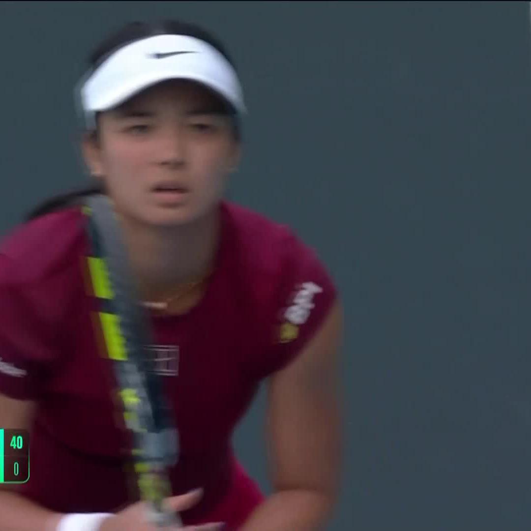 a stunning backhand return takes Eala up 4-2 against Swiatek! #MiamiOpen