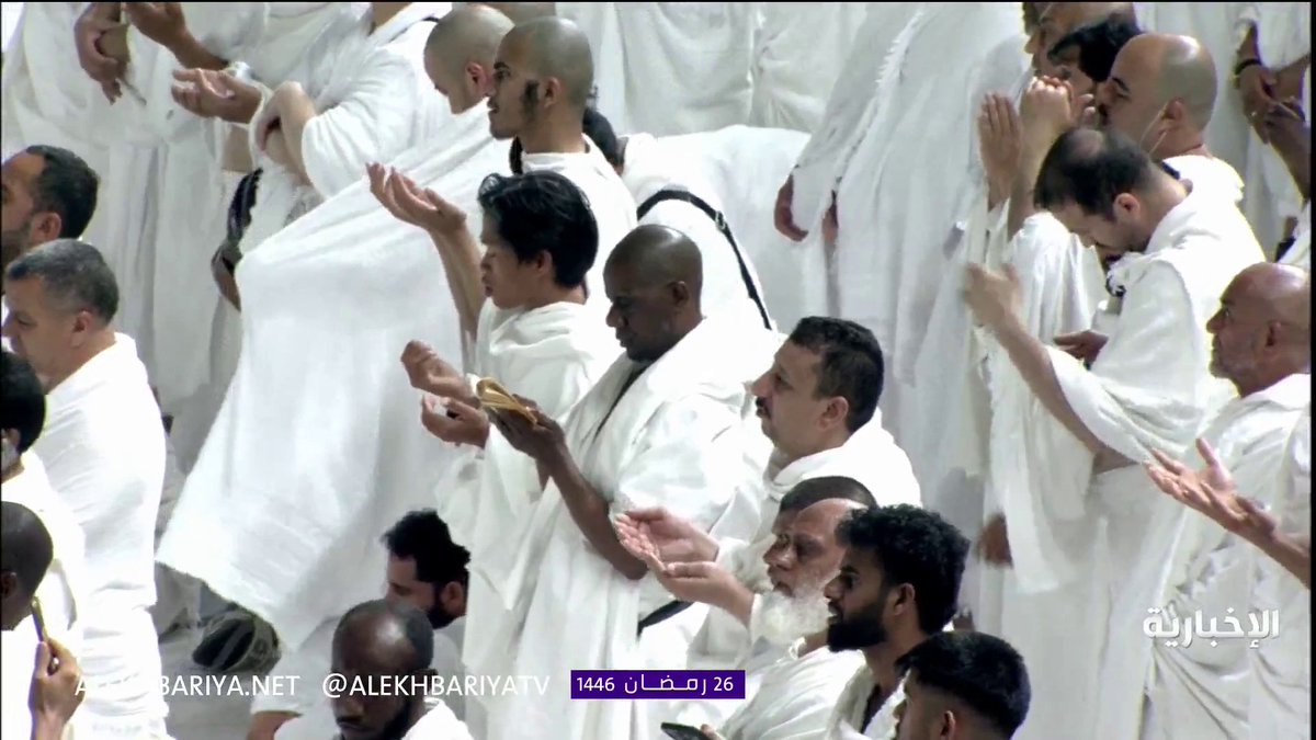 من أطهر بقاع الأرض، ومع ليلة 27 .. المعتمرون يتضرعون بالدعاء تحت زخات المطر. -