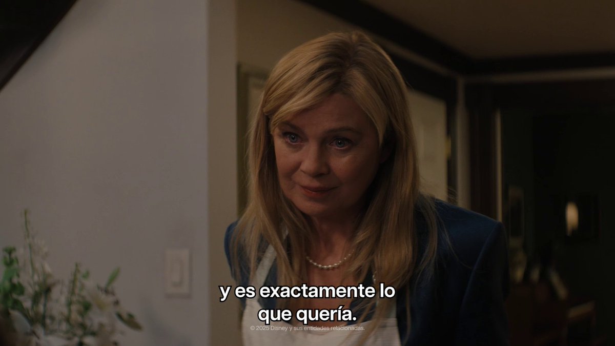 Ella sabe exactamente lo que está pasando? 👀 #GoodAmericanFamily, ya disponible en #DisneyPlus.