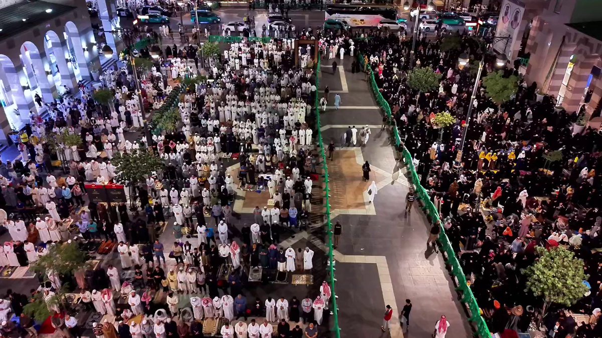 لقطات من الحرم النبوي ليلة 27 من #رمضان ، تظهر انسيابية الحشود، وتناسق صفوف المصلين أثناء تأدية صلاة التراويح.
