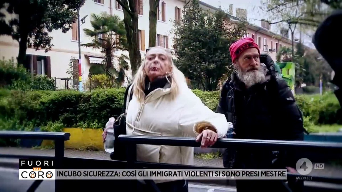 Ci sputano, ci insultano e ci minacciano. È l'accoglienza che abbiamo ricevuto dai violenti per le strade di #Mestre. Il servizio completo di Annalisa Grandi è disponibile su Mediaset Infinity