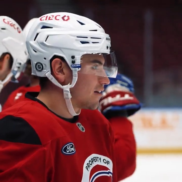 Suivez ce que dit Nick Suzuki muni d'un micro lors d'un entraînement Listen in to Nick Suzuki mic'd up at a practice #GoHabsGo