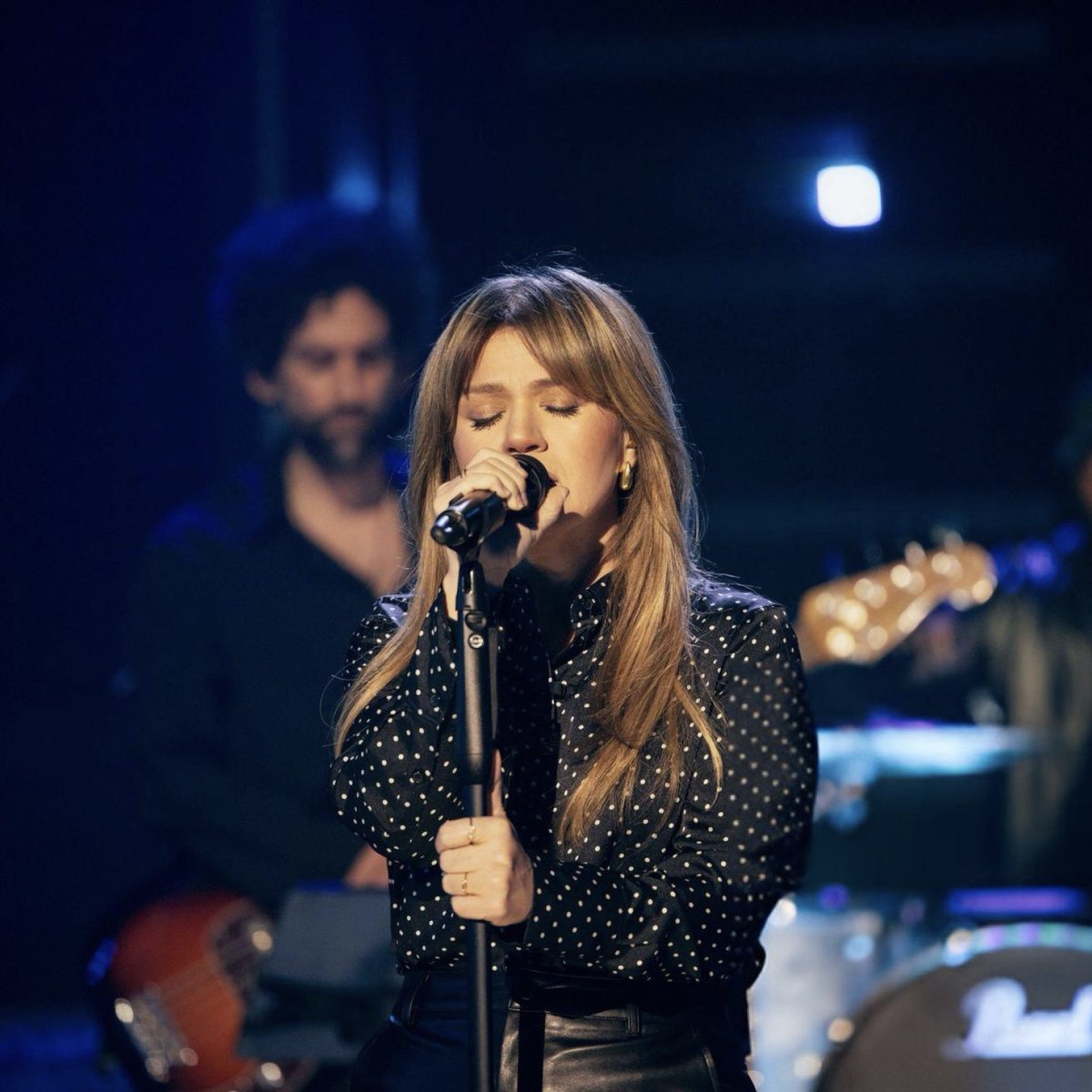Kelly Clarkson singing ‘Dark Side’ in 2025 is my Roman Empire