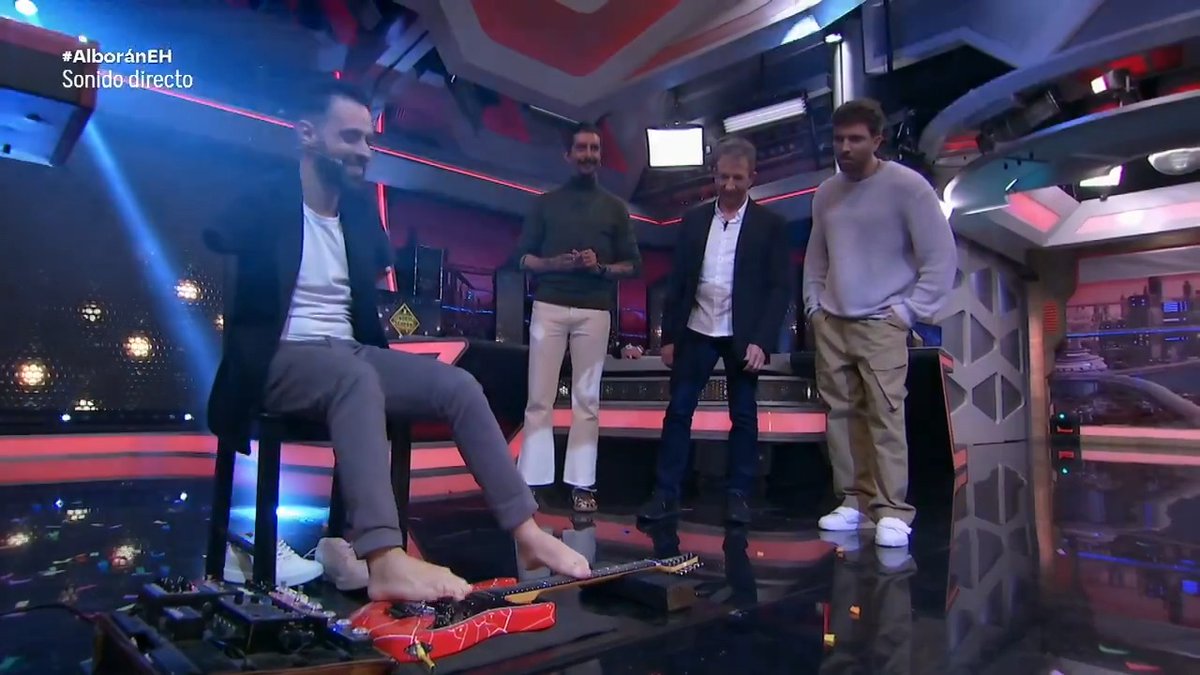 🎸 Johnatha Bastos hace un solo de guitarra con los pies #AlboránEH