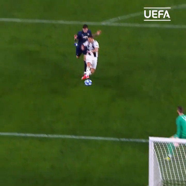 Namoral, o desgraçado não esperou nem a bola quicar no chão, a bola foi lançada lá do meio de campo e ele acertou no angulo Nunca mais existirá alguém que se aperfeiçoou e se dedicou tanto nesse esporte Cristiano Ronaldo é um absurdo.