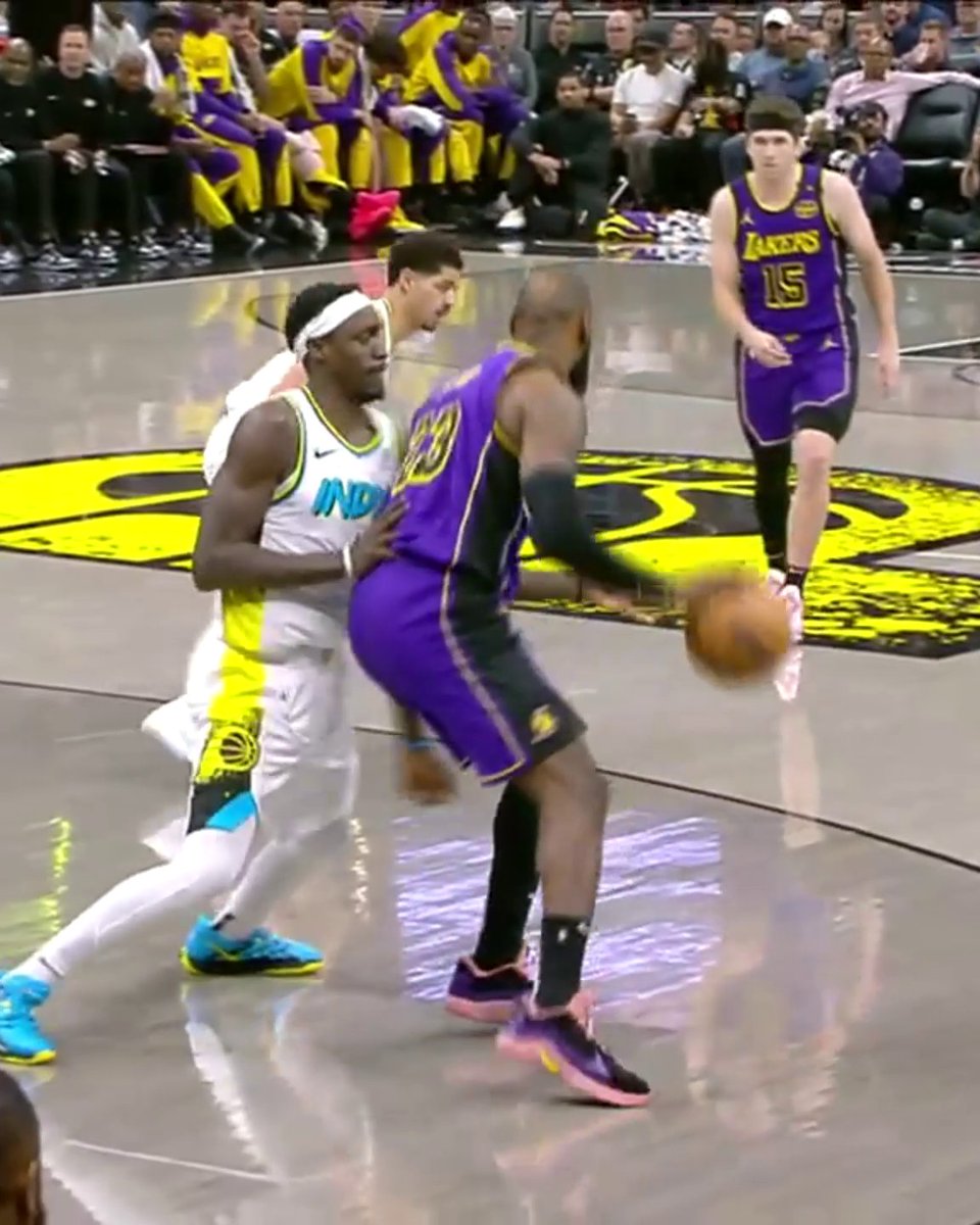 LeBron James has LOCKED IN for the 4Q 😤 James has scored 10+ points in 1,283 straight games 🤯