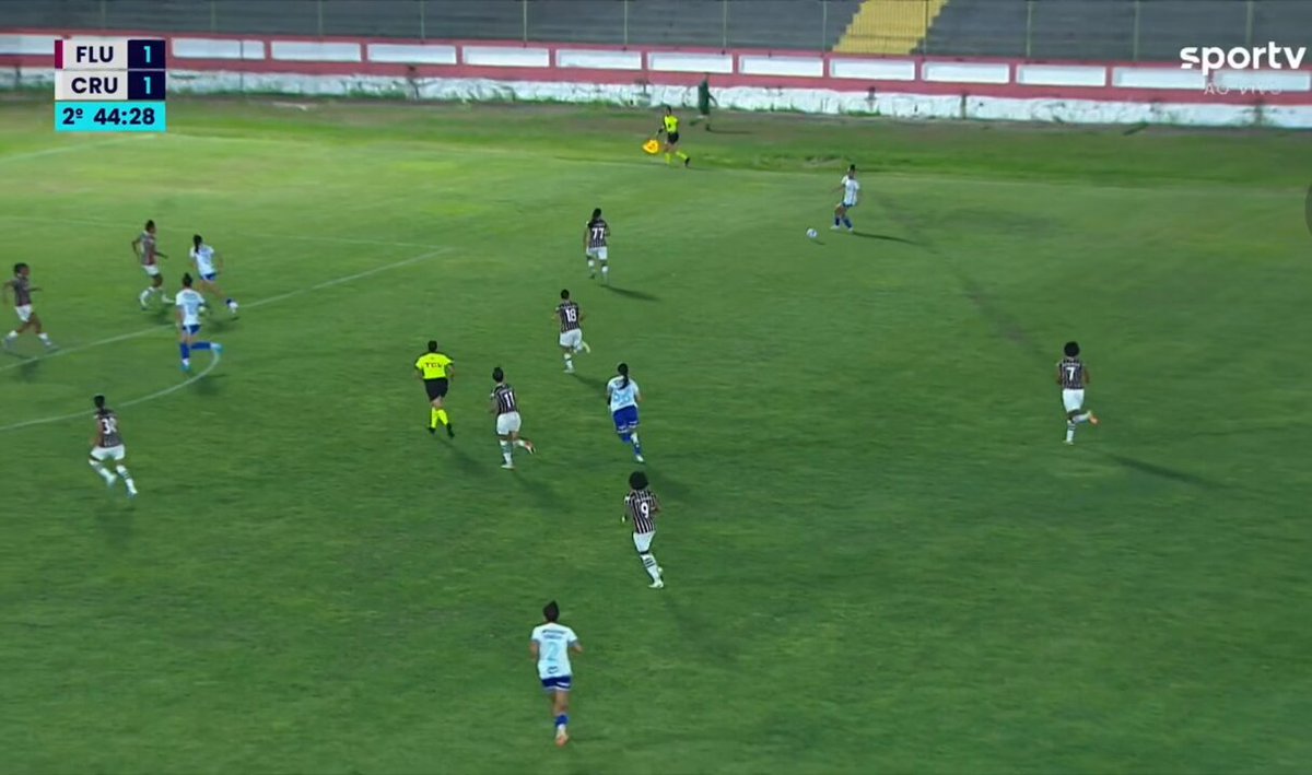 O GOL DO 𝐓𝐑𝐈𝐔𝐍𝐅𝐎! 💙⚽ Aos 44 do segundo tempo, Gaby Rodriguéz garantiu mais uma vitória emocionante das Cabulosas. Esse é o espírito da equipe, batalhar até o fim!! 💪 🎥 SporTV #FLUxCRU | 1-2 | #AsCabulosasNoBrasileirão