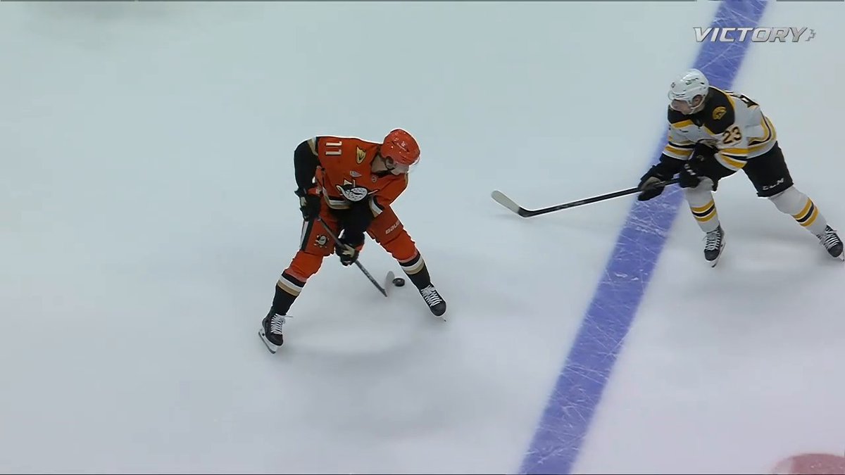 Trevor Zegras getting crafty with the between-the-legs outlet pass for a great scoring chance 🤭