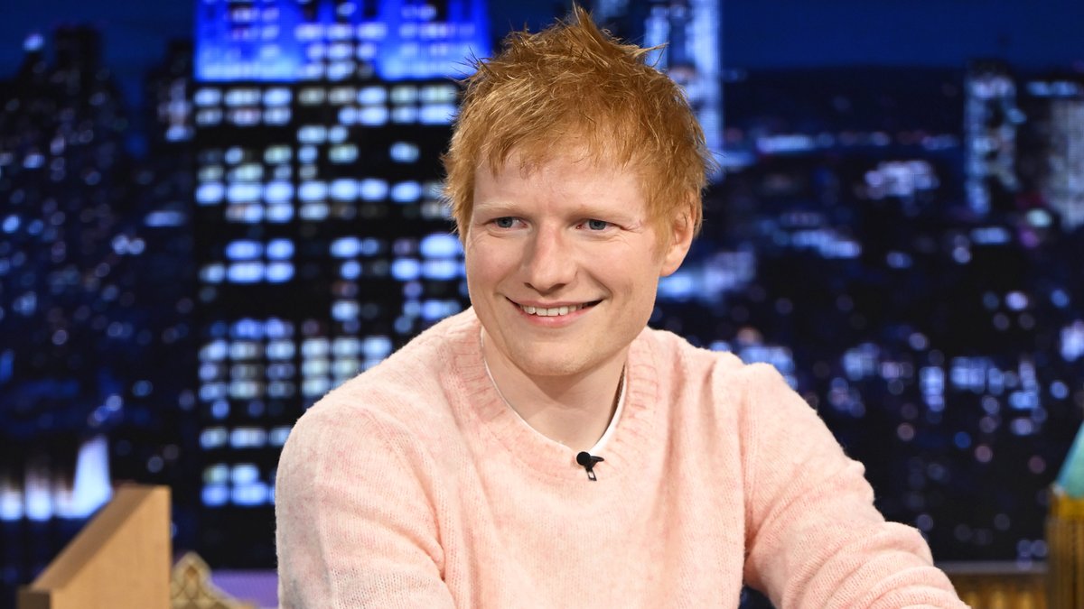 .Ed Sheeran HQ performs a brand-new, unreleased song, "Old Phone", about the experience of finding his phone from 2015. #FallonTonight