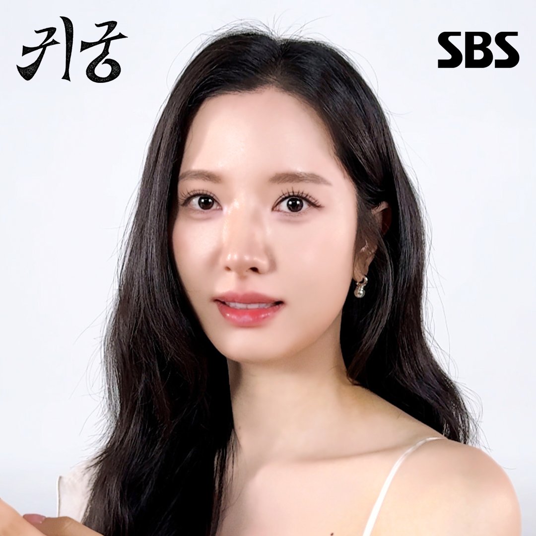 김지연 시선 먼저 VS 고개 먼저 ㄴ 아니 얼굴 미쳤는데 SBS 새 금토드라마 <귀궁> ☞ 4월 18일 [금] 밤 9시 50분 첫 방송 #SBS새금토드라마 #귀궁 #TheHauntedPalace #육신쟁탈판타지로코 #판타지 #로코 #육성재 #김지연 #김지훈