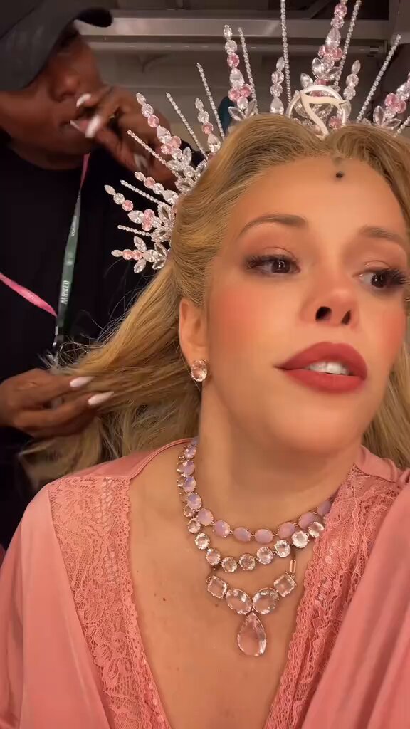 Fabi Bang usou suas redes sociais para se manifestar sobre o caso de transfobia ocorrido hoje, antes da sessão de Wicked no Teatro Renault. O incidente aconteceu na fila da pipoca, onde uma mulher trans foi alvo de um ato transfóbico cometido por outra mulher. O ocorrido gerou grande comoção entre o público, que pediu a retirada da agressora do teatro. Ela estava acompanhada de uma criança, e o episódio acabou atrasando o início do espetáculo. Após a remoção da responsável pelo ato, a apresentação finalmente começou.