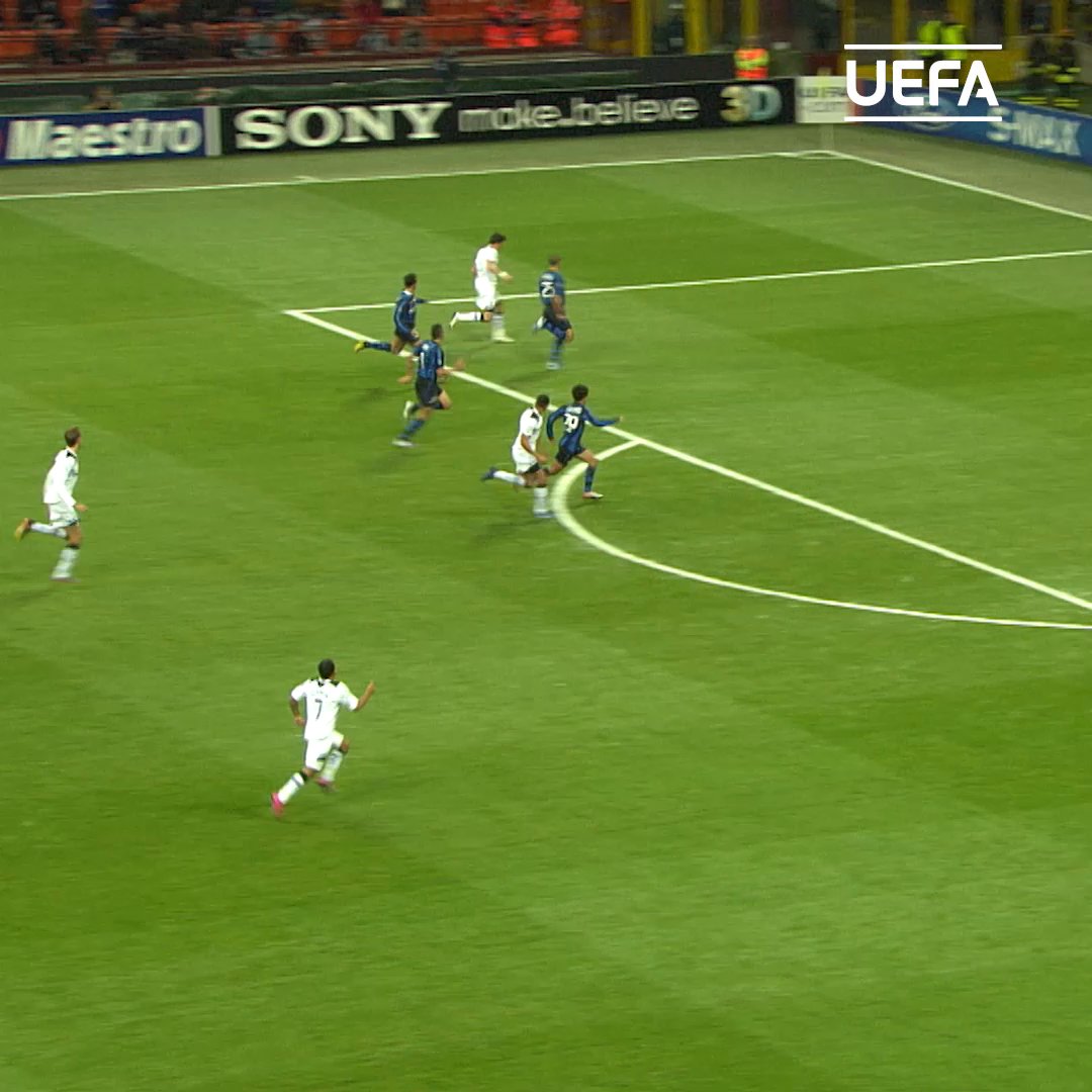 🏴💨 #GoalOfTheDay | Gareth Bale vs Inter (2010)