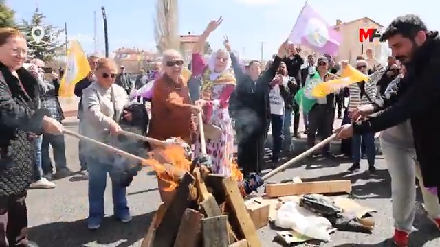YILIN SON NEWROZ’UNU KUTLAYAN KIRŞEHİRLİLER: UMUTLUYUZ Kırşehir’de uzun yıllar sonra ilk defa kutlanan Newroz’a katılan yurttaşlar, “Önderliğin çağrısının arkasındayız. Barış umuduyla Newroz’u kutladık” mesajı verdi