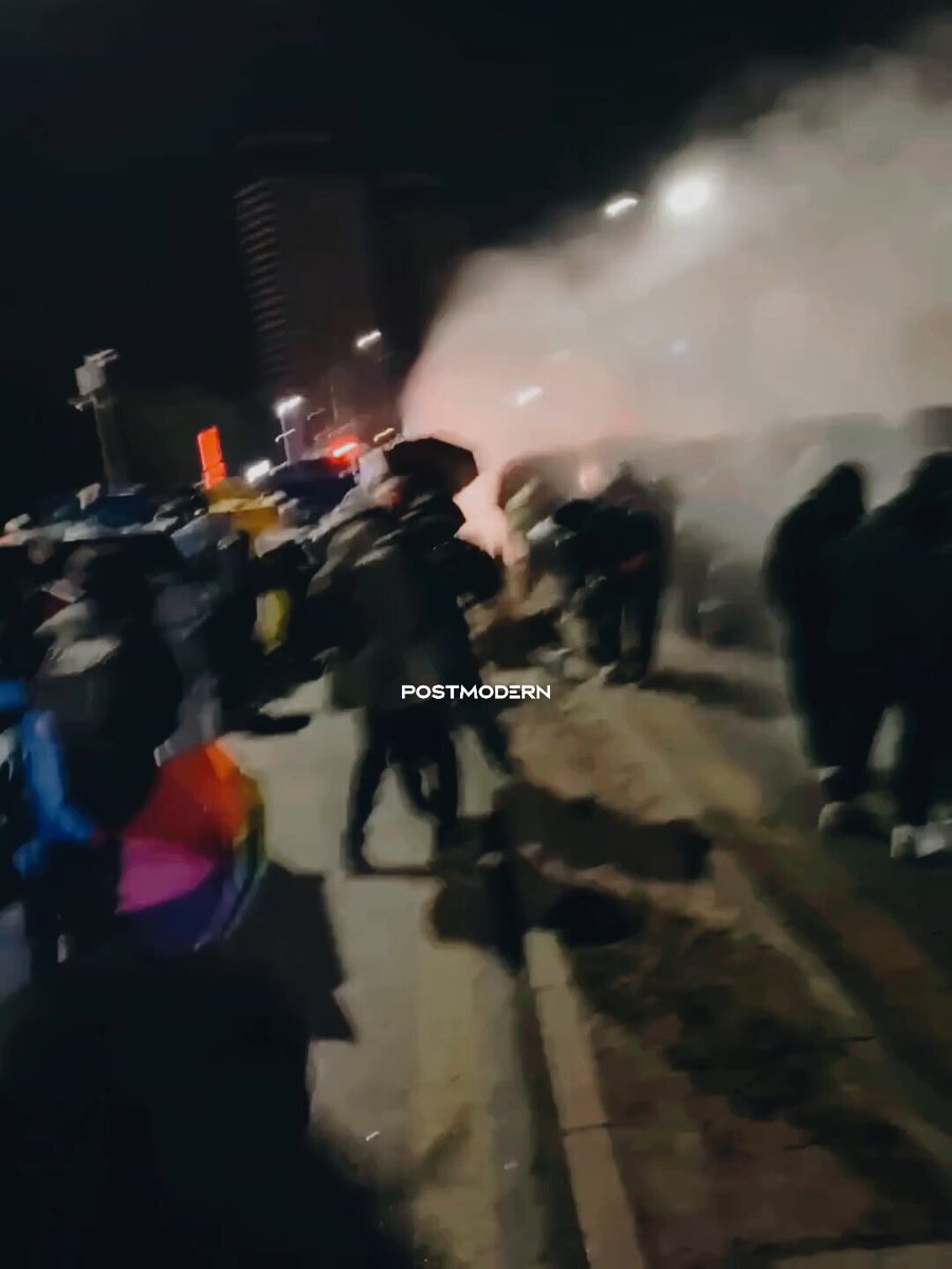 “Yere yatırılıp suratına bastırılarak gözaltına alınan öğrenciyi gördüğünde vicdanın sızlamıyorsa, senin nefretinle biz yarışamayız.” #ODTÜAblukada
