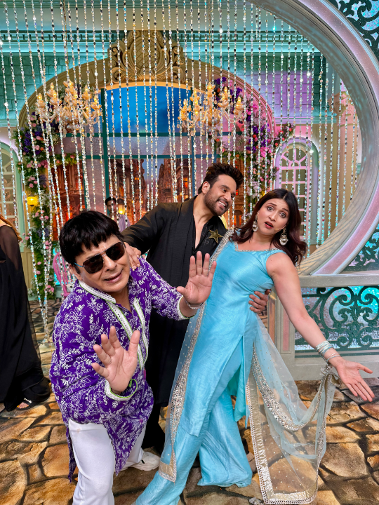 Dancing duo Mannara aur Krushna toh form mein hain, par Sudesh ji ki toh turn hi nahi aa rahi hain! 🤣🫶🏻 Dekhiye #LaughterChefs - Unlimited Entertainment, Sat-Sun raat 9:30 baje sirf #Colors aur JioHotstar par. #MannaraChopra Sudesh Lehri Krushna Abhishek