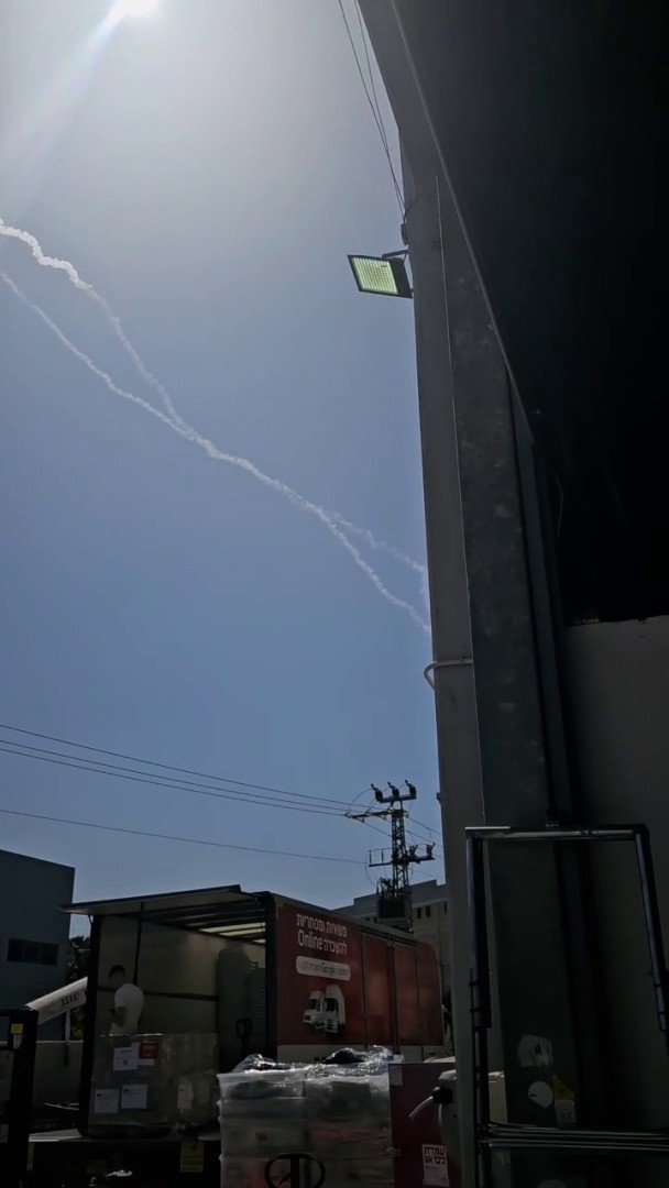 🔴 Air defenses seen intercepting a missile attack launched from Yemen 🎥 Credit: Midabrim Communications