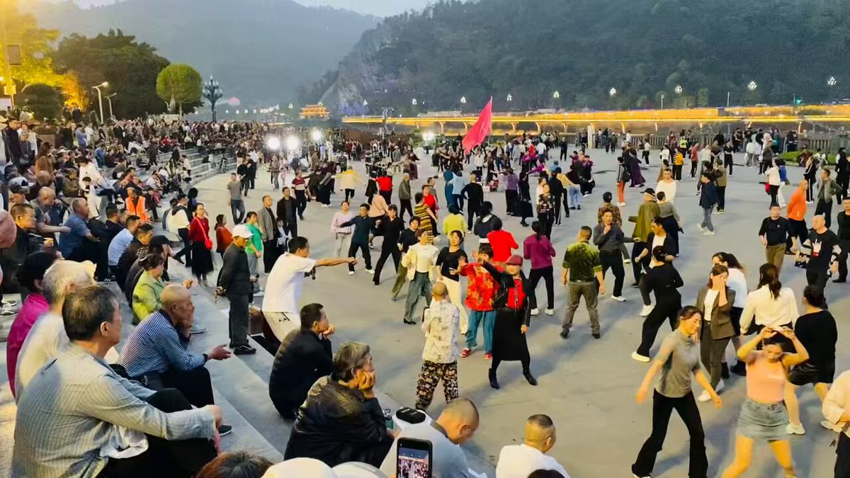 中国といえば広場舞とはいうけれど、この広場はカオスだ。 大きめのダンスグループがここに三つ四つ、それぞれ異なる爆音を流しダンスしている。 しかも背後にもそれらがあり、合わせれば八つほどの広場舞が同時開催されている。 それに加え一人二人といった小規模なものまで数えれば、指が足りない。