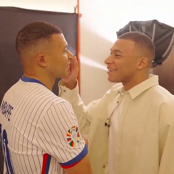 Mbappé ficou mesmo impressionado com a sua nova estátua 😅