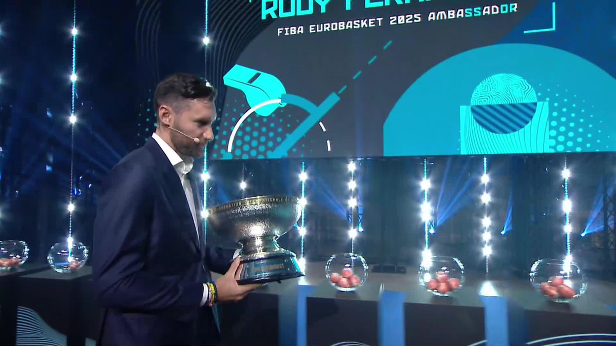 No one better to bring the #EuroBasket trophy on stage than reigning Champ and 2025 ambassador Rudy Fernandez 🏆🇪🇸