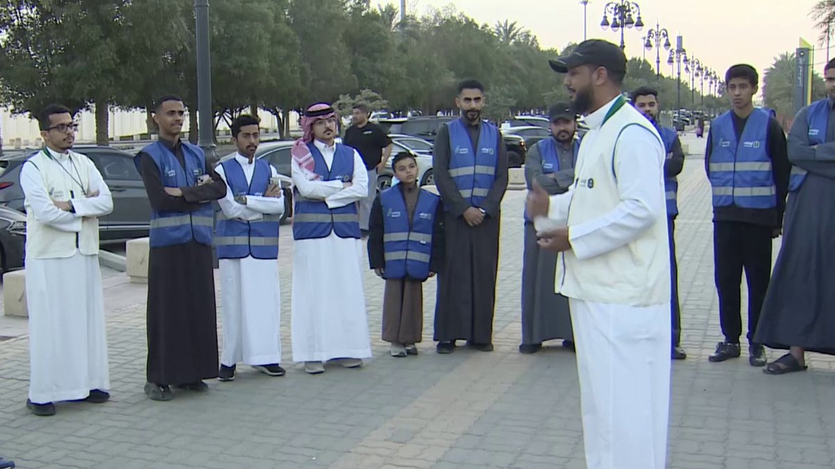 متطوع: "نحو 9 سنوات دون إفطار مع عائلتي لتفطير الصائمين عند الإشارات، وهذا معدن السعوديين" سعوديون يتسابقون لتفطير الصائمين للحد من حوادث طرقات الرياض عبر مراسل #الإخبارية عاصم الرشودي
