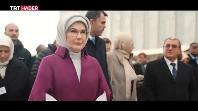 Emine Erdoğan, #UluslararasıSıfırAtıkGünü etkinliğinde BM Genel Kurulu'na hitap etmek üzere geldiği New York'ta “Sıfır Atık” sergisini ziyaret etti. 📌"Dünyanın dengesini yeniden kurmak, bizim elimizde. Geleceği sürdürülebilir seçimlerle dokumayı diliyorum."