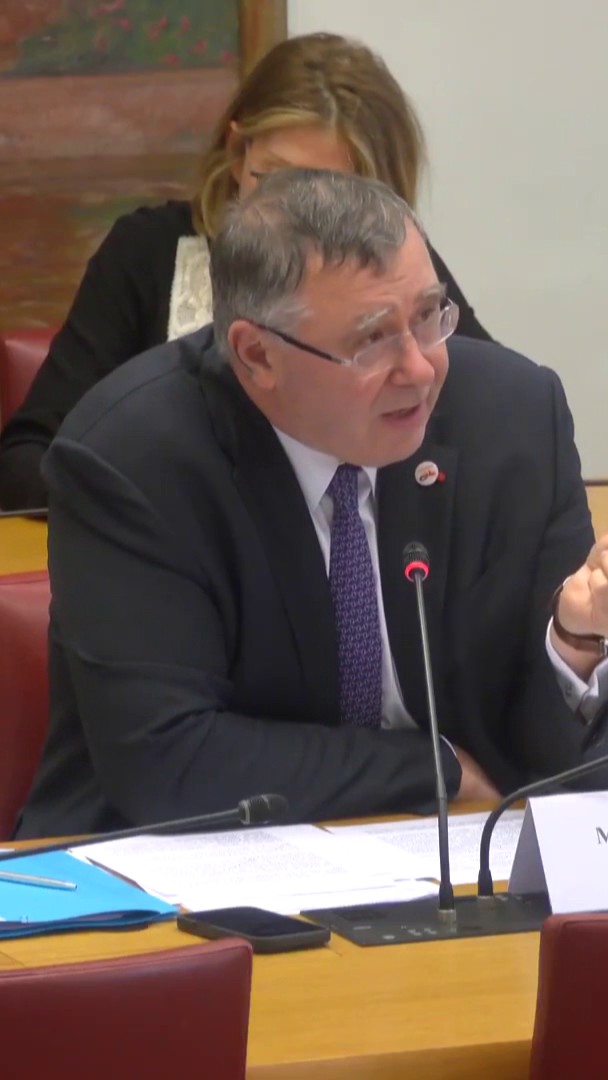 "Si les entreprises vont mieux, elles doivent rendre les aides" 🗣️ Auditionné au Sénat, le patron de Totalenergies a estimé que les entreprises ayant bénéficié d'aides publiques quand elles étaient en difficulté doivent les rendre. 💬Patrick Pouyanné , PDG de Totalenergies