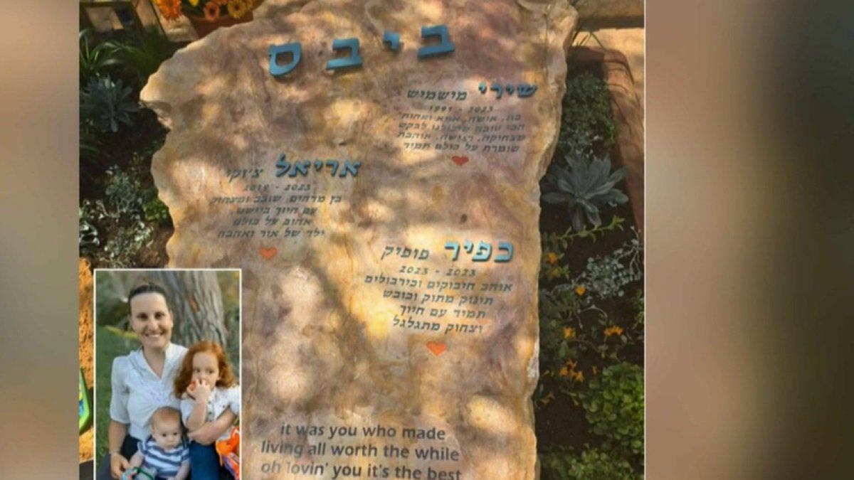 La pierre tombale de Shiri, Ariel et Kfir Bibas a été posée