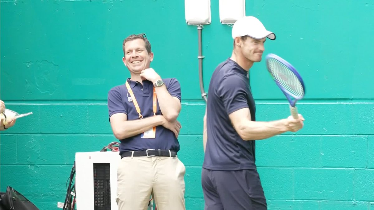 Tim Henman and Andy Murray having a SERIOUS chat about golf 🤣⛳️