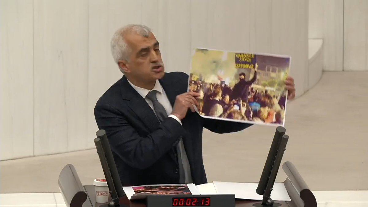 Bugün zindandan Ekrem İmamoğlu da haykırdı, "Yanıma gençler geliyor, onlara çok kötü muamele yapılmış." dedi. Yahu, siz hangi söylemlerle, hangi güçle gerçeğin üstünü örtebileceksiniz? Ekrem İmamoğlu