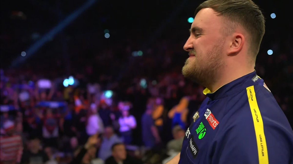 That took 10 MINUTES! ⏰ Luke Littler beats Stephen Bunting 6-0! 🤯