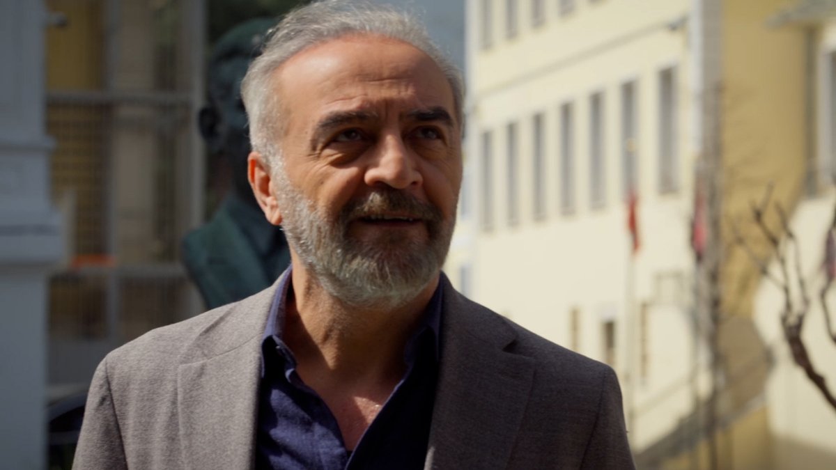 #İnciTaneleri dizisinden anlamlı sahne.. 2014 yılında kaybettiğimiz Süleyman Seba'ya saygı duruşu gerçekleşti. 👏