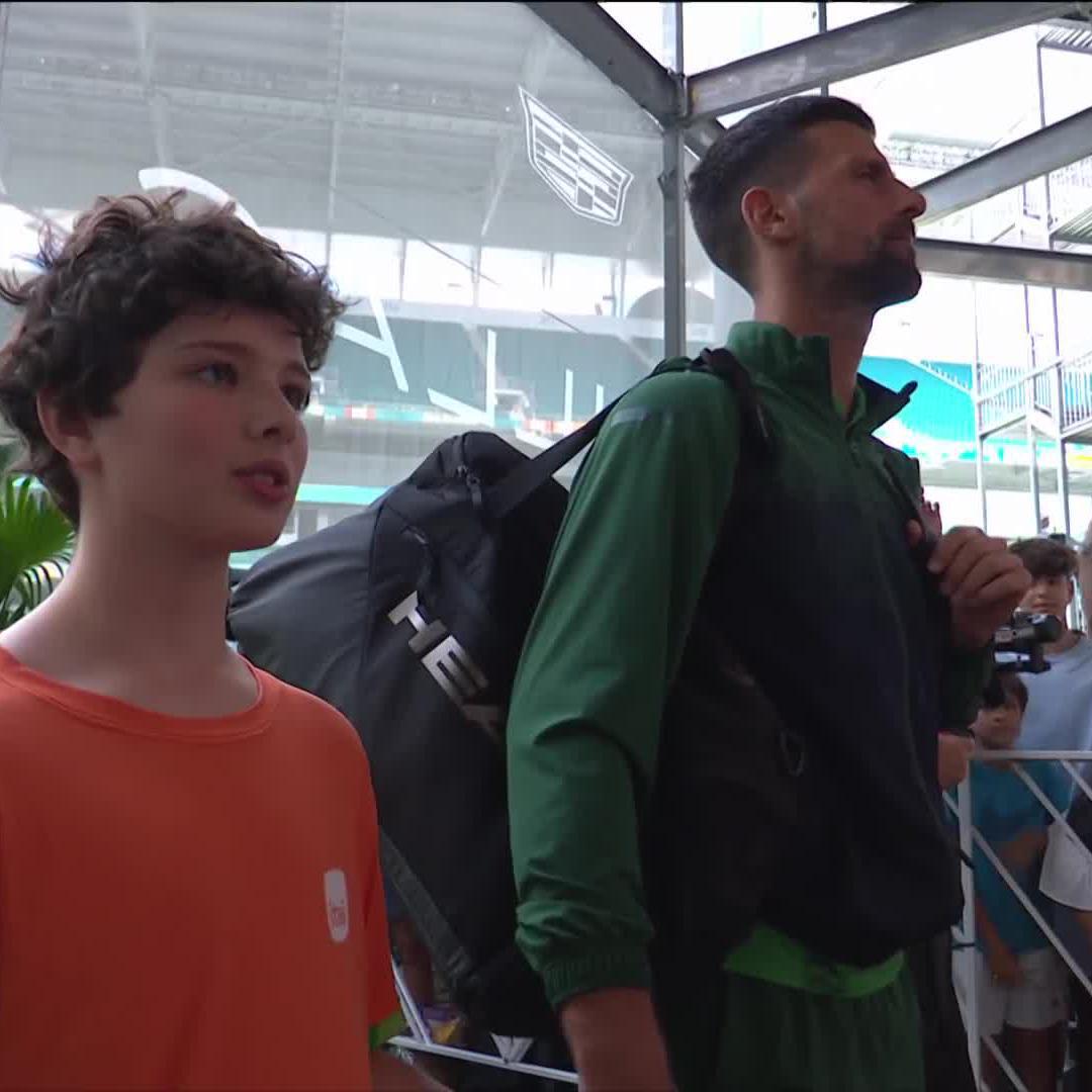 KID IS PUMPED 🤩 Adorable stuff as Novak Djokovic and his new friend walk out at #MiamiOpen