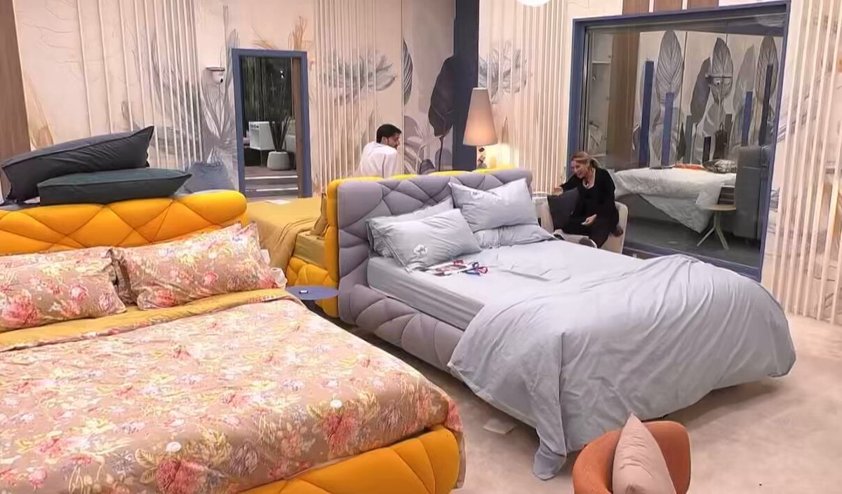 Chiara si sta lamentando da 3 ore perché Helena non ha risposto a una sua domanda e le ha pure detto “spero che non vinci perché se la gente come te è un esempio per il grande fratello…” solo perché le ha risposto “it’s not your business” LEI NON È REALE 😭 #grandefratello