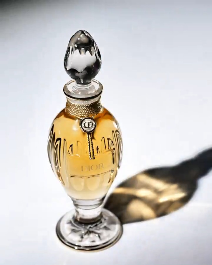 The Dior amphora semi-measure service offers iconic fragrances adorned with Dior charms or a silk ribbon for a couture touch, with engraving for ultimate uniqueness. #DiorBeauty #DiorParfums