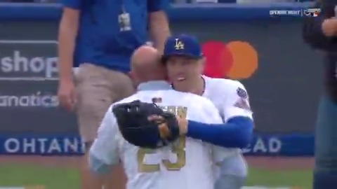 Gibby, meet Freddie...for the #OpeningDayLA first pitch. 🥹