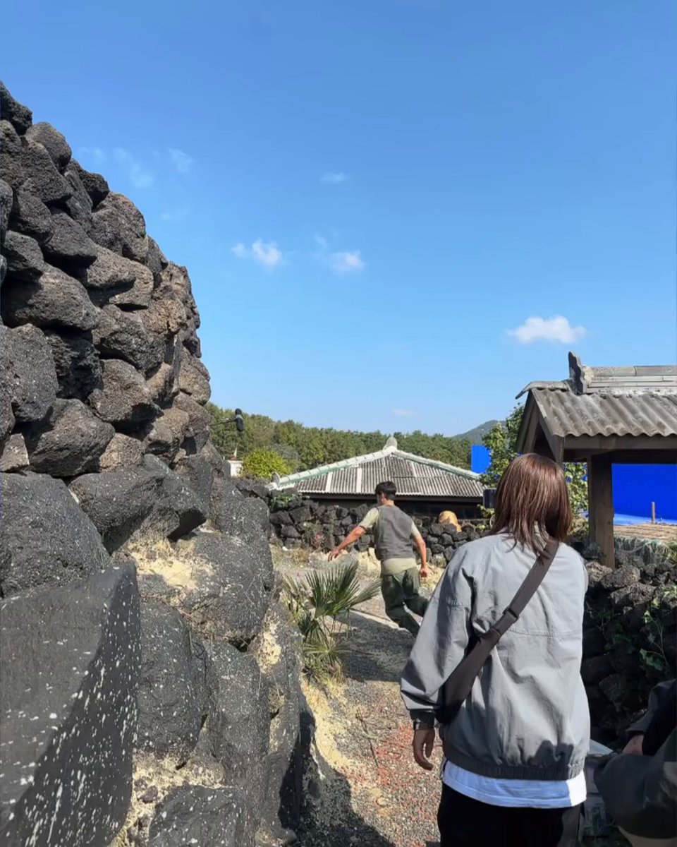관식이가 아기금명이 지키는 장면 비하인드 🥹 원래 위험한 액션씬이라 대역분하고 하기로 했는데 아기 금명배우가 너무 무서워하면서 보검 아빠랑 하면 안무서울거 같다는 소리를 듣고 바로 박보검이 직접 자기가 하겠다고해서… 보검아빠랑 같이 찍은 장면