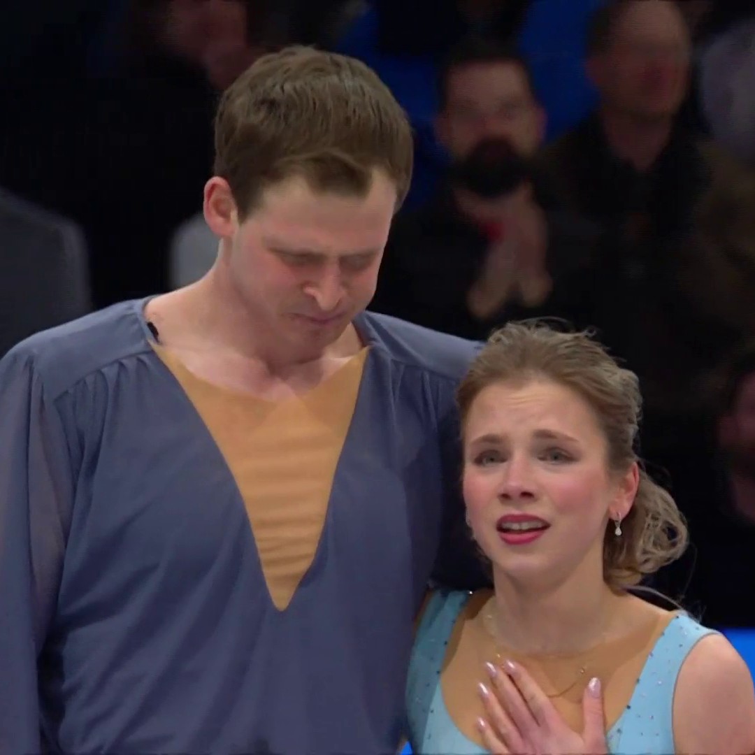This reaction. 💙 Alisa Efimova &amp; Misha Mitrofanov end their free skate and receive a standing ovation from the Boston crowd. #WorldFigure 📺 USA Network