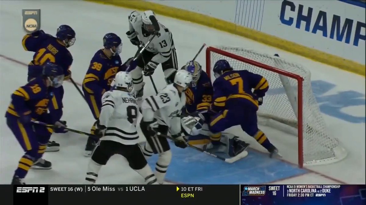 A DOUBLE OVERTIME VICTORY FOR WESTERN MICHIGAN 😤 They're off to the second round of the NCAA men's hockey tournament‼️