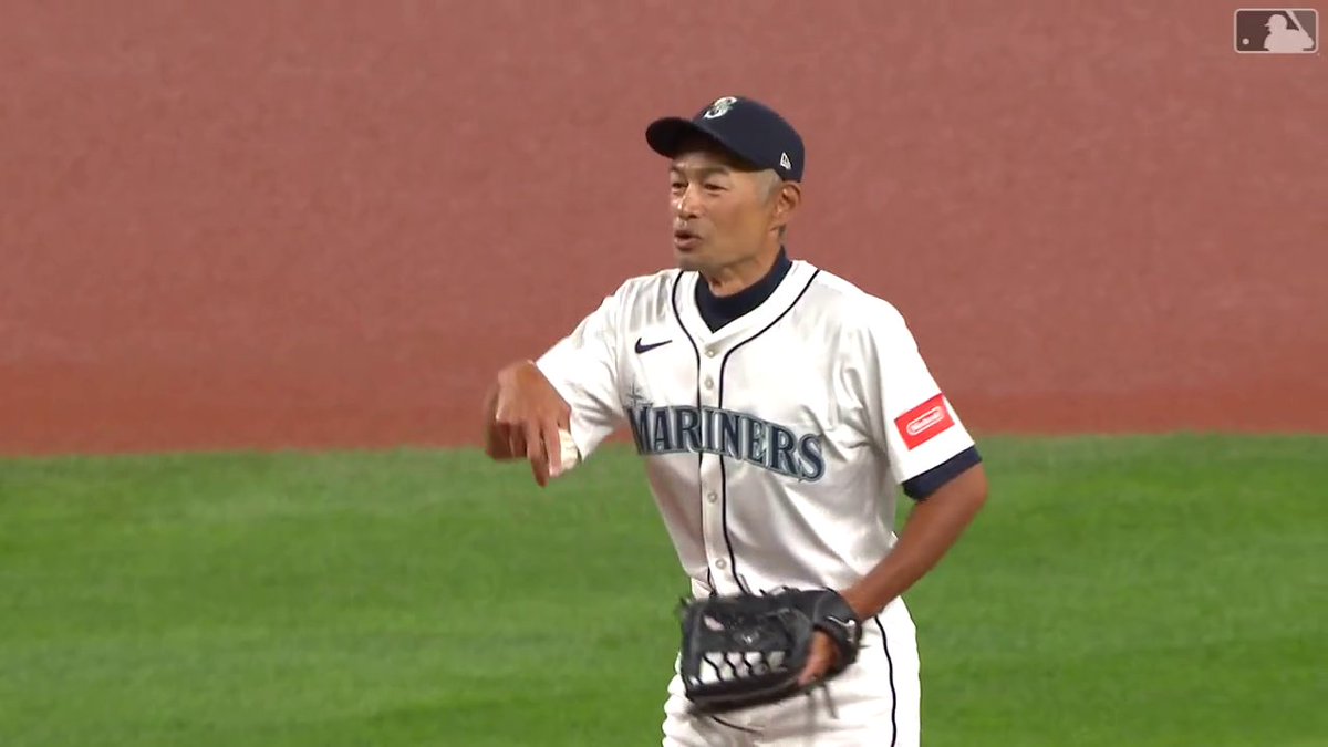 Ichiro Suzuki, el nuevo miembro del Salón de la Fama de Cooperstown hizo el primer lanzamiento tirando a 84 MPH. #OpeningDay