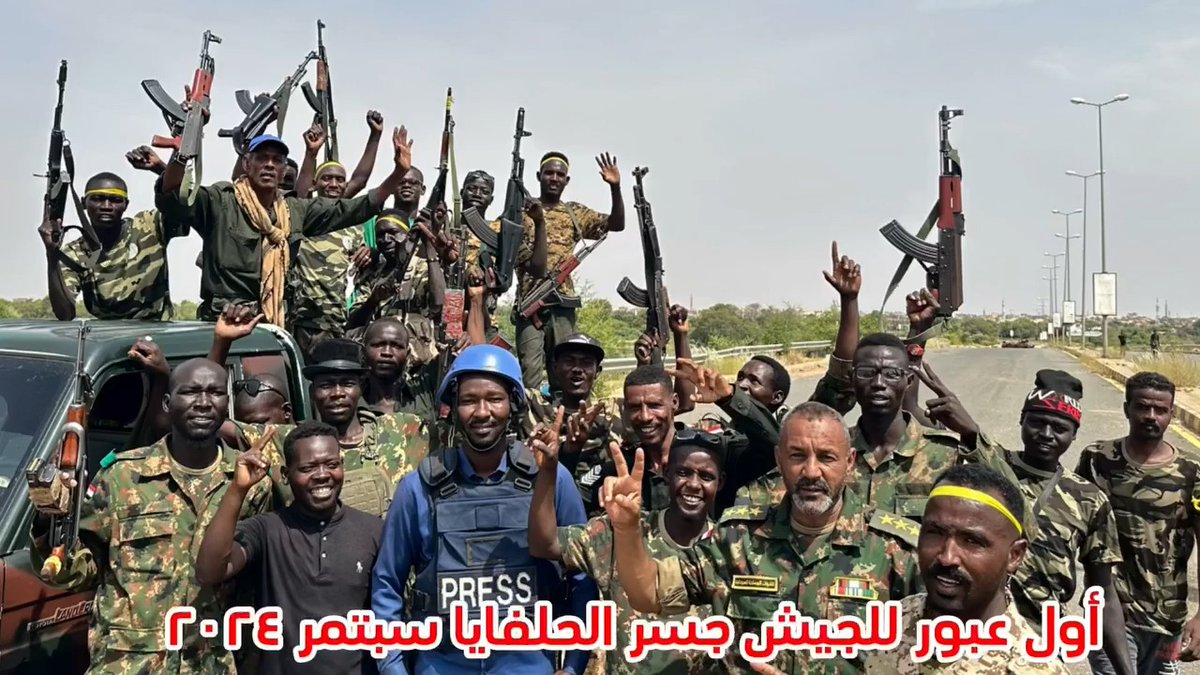 #السودان| كتب الزميل نزار بقداوي : على مدى عامين لمواكبتنا وتغطيتنا للحرب في السودان كانت هناك لحظات ستظل خالدة وهي تومض في فضاء الذاكرة وشواهد بعضها ظل خارج دائرة الأضواء، وكواليس خفية لواحدة من أعقد التغطيات الصحفية داخل مدن تحولت لساحة حرب متحركة. كل الشكر والامتنان لمن ساهم ويسر لنا كلّ عسير، الشكر والامتنان والتقدير للقوات المسلحة السودانية ولشباب وأبطال من مختلف القوات النظامية ، كانوا خارج كادر الصورة لتظهر الصورة والمشهد، منهم من ارتحل شهيداً ظافراً وهو يحمل لواء الواجب ومنهم من يواصل الآن في ذات المسير. الشكر والامتنان بلا حدود لمن خصنا بدعاء الفجر والعشية حفظا وسلاما . شكراً وطني السودان وقد أشرقت على محياك بشارات العافية .