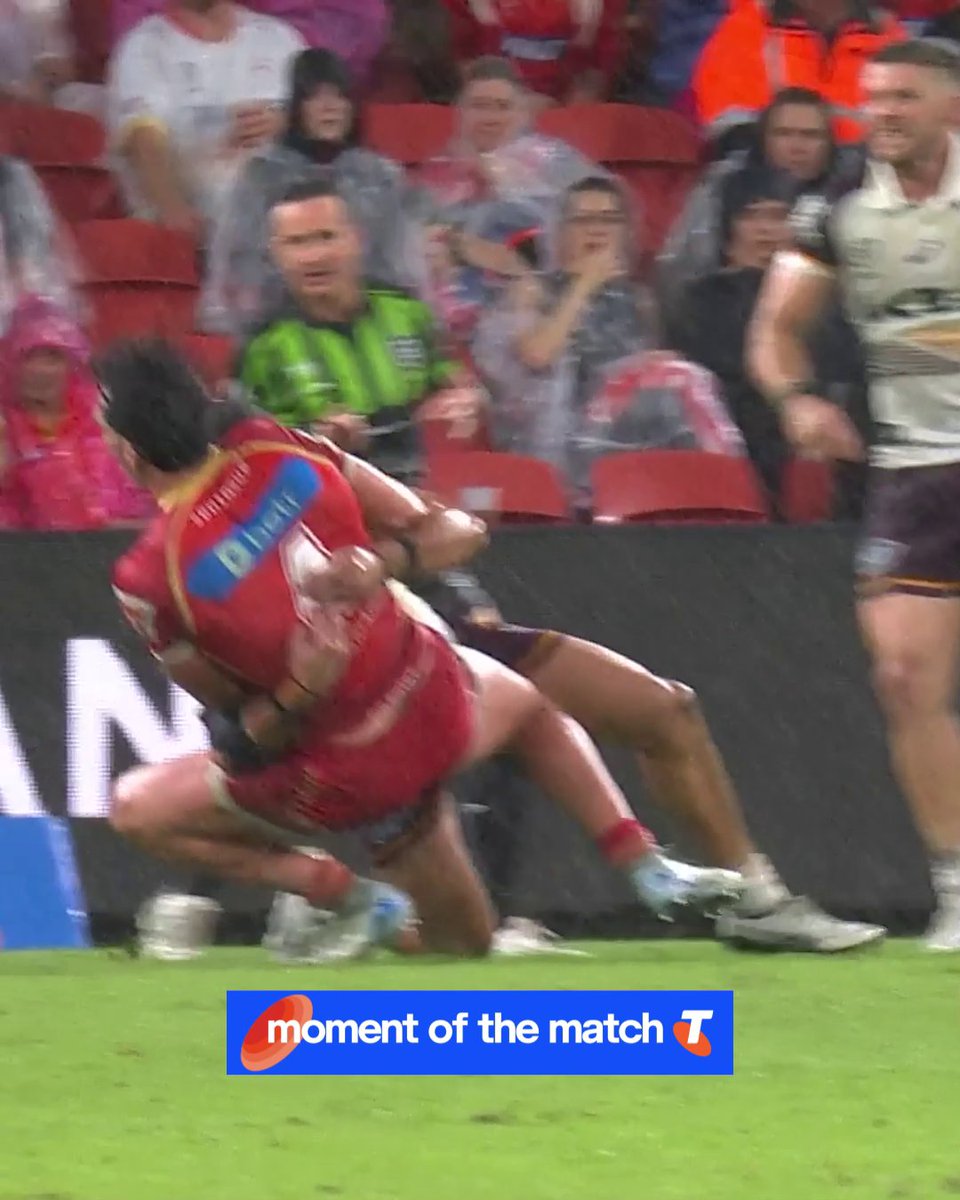 BAM 💥 Piakura with a massive shot on Farnworth! #NRLDolphinsBroncos Telstra Moment of the Match