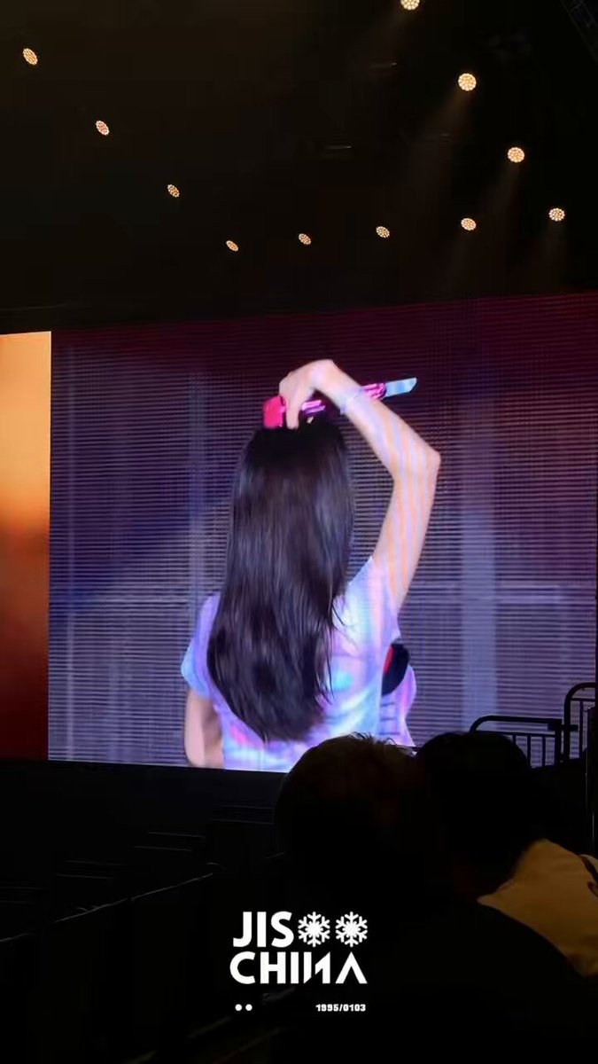 #JISOO during ‘Lights, Love, Action’ warm up in Hong Kong.