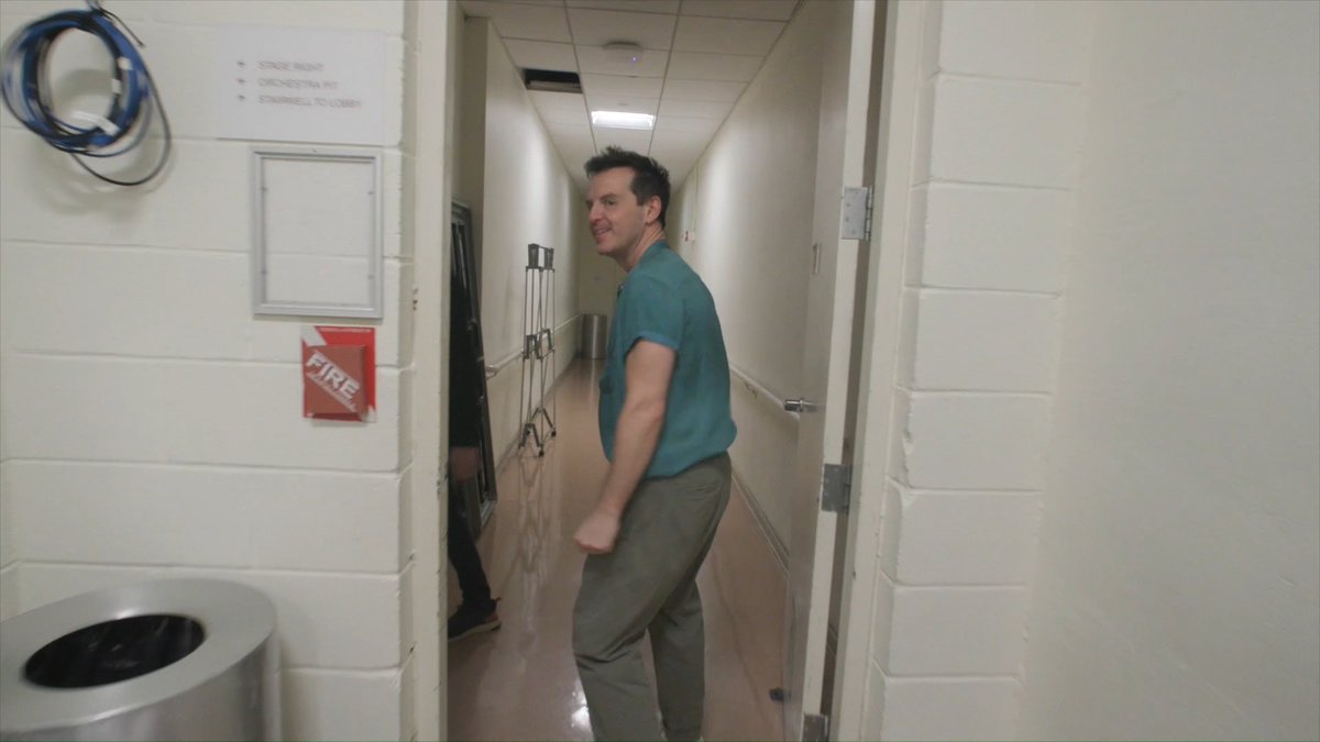 Andrew Scott running through New York from his curtain call to an audience of people watching Vanya on the big screen is everything 😍