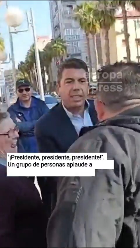 "¡Presidente, presidente, presidente!". Un grupo de personas aplaude a Mazón en Alicante: "¡Vamos presidente!"