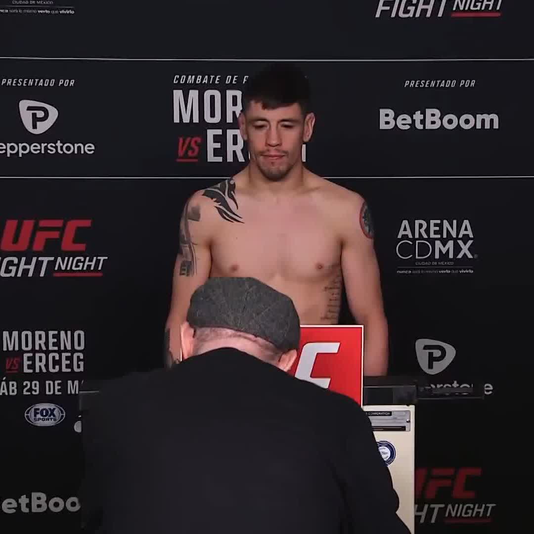 El primero en pesarse es Brandon Moreno dando las 125 libras ‼️‼️#UFCMexico